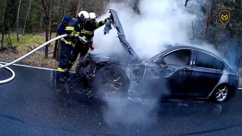 BMW se za jízdy změnilo v ohnivou kouli, hasiči zveřejnili video ze zásahu