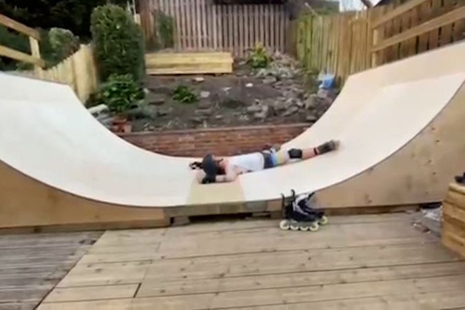 BEZ KOMENTÁŘE: Mladý pár si postavil na zahradě rampu na bruslení