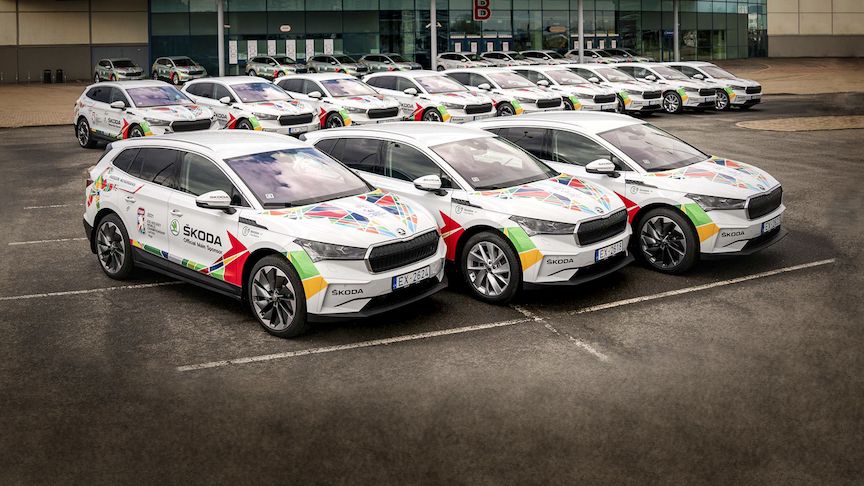 Výhradně elektromobily. Škoda poslala na MS v hokeji flotilu enyaqů