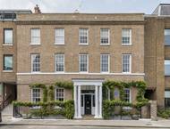 Dům je postavený v georgiánském stylu.