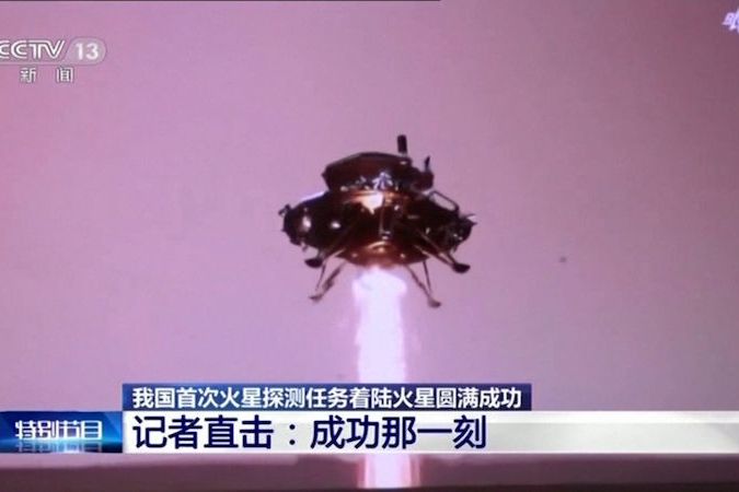 BEZ KOMENTÁŘE: Čínský modul úspěšně přistál na Marsu