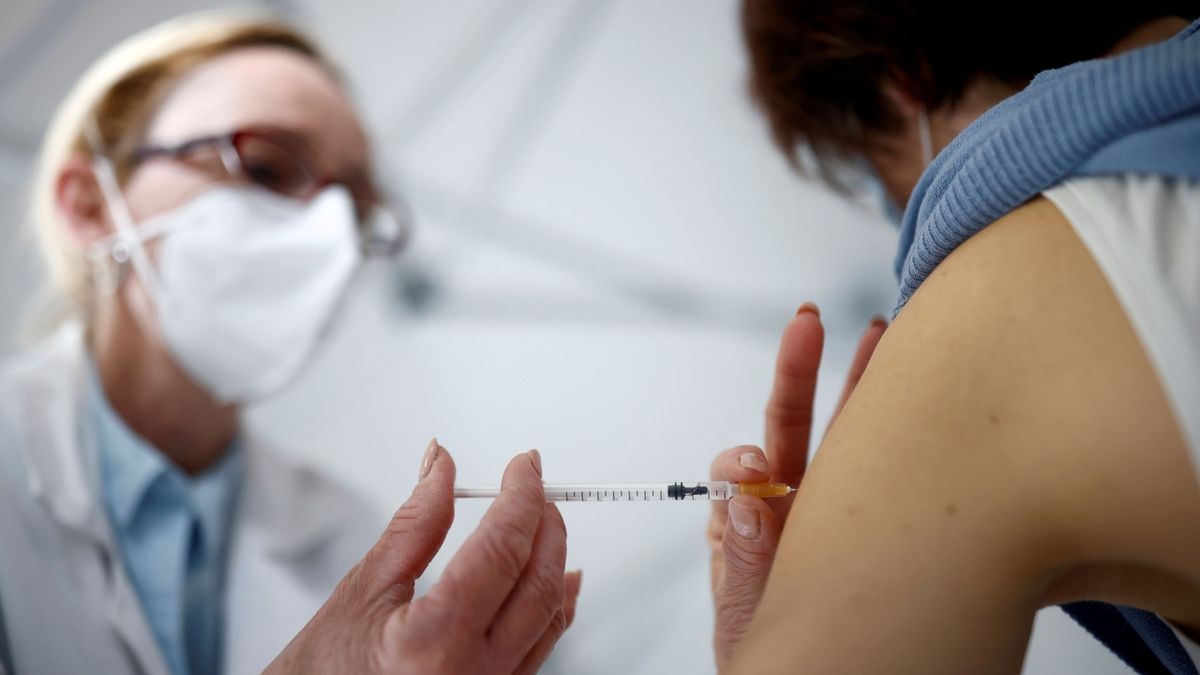 Za týden přibyly čtyři případy podezření na úmrtí po očkování proti covidu