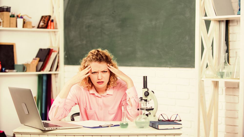 Učitelům za rok epidemie přibyla práce i stres, tvrdí analýza