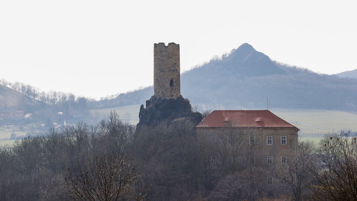 Zbytek hradu a barokní zámek Skalka