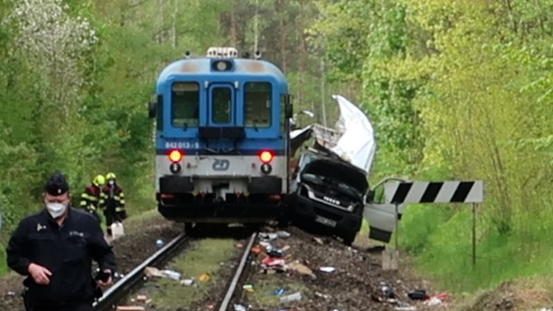 Na Plzeňsku se srazil vlak s dodávkou, řidič skončil v nemocnici