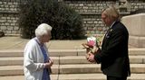 Královna Alžběta uctila nedožité narozeniny prince Philipa růží
