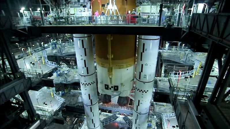 NASA dokončuje sestavování rakety, která poletí na Měsíc