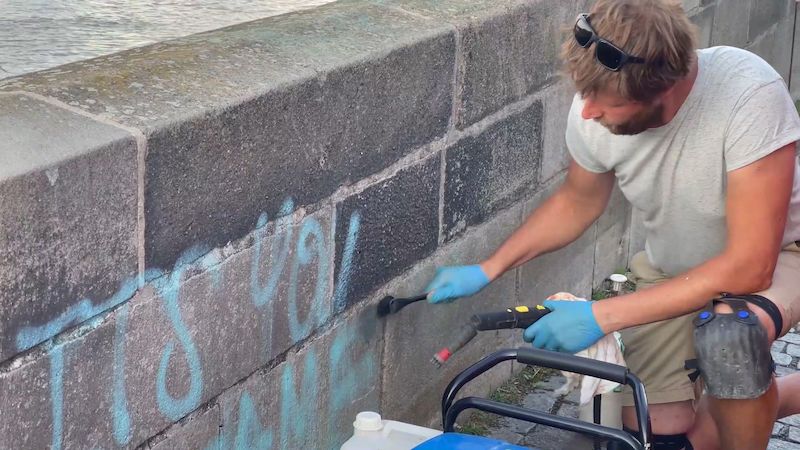 Odstraňování grafitti z Karlova mostu začalo. Nejtěžší práce, kterou jsem kdy dělal, říká restaurátor