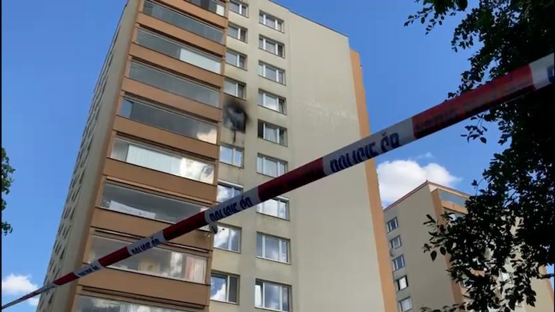 Požár panelákového bytu v Praze plného odpadků nepřežila žena