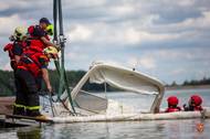 Loď hasiči na břeh vytáhli automobilovým jeřábem.