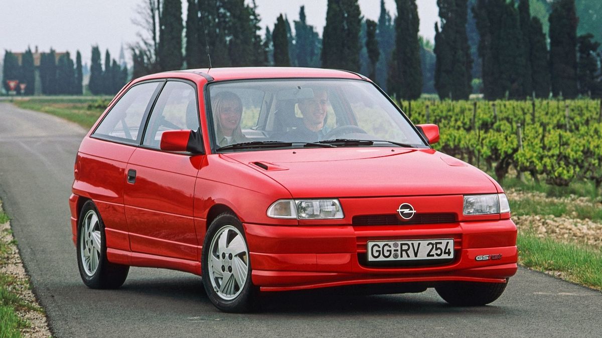 Opel Astra je již 30 let jedním z největších konkurentů Volkswagenu Golf