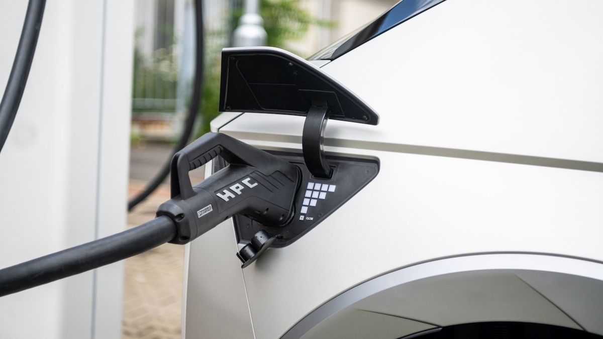 Ani vysoké ceny benzínu zatím nezvýšily zájem Američanů o elektromobily