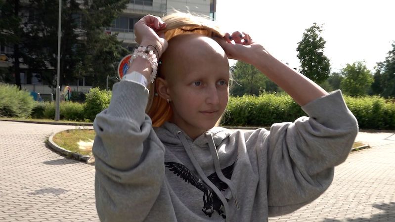 Třináctileté Markétě v boji s rakovinou pomohla i paruka