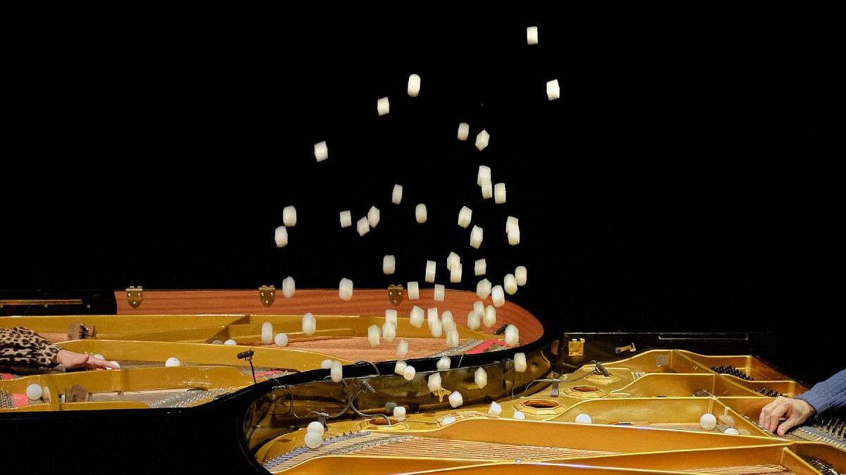Pianistům budou komplikovat koncert objekty padající na struny