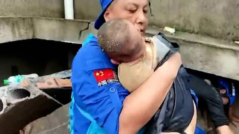 V Číně zachránili z trosek holčičku, její matka zemřela