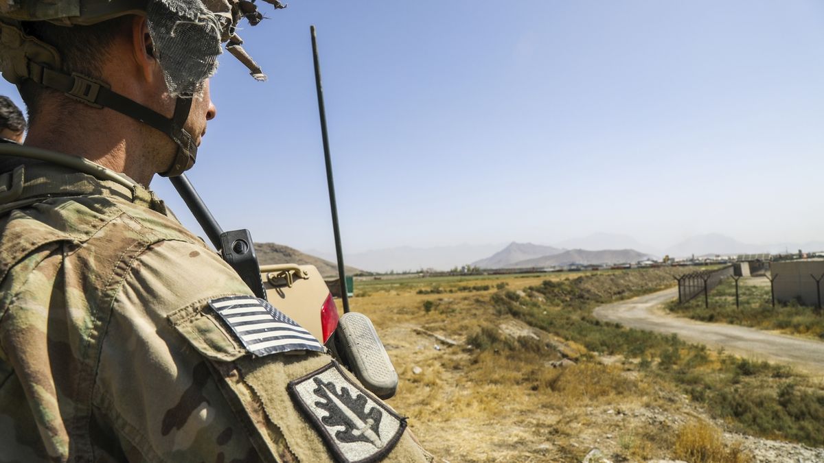 Při útoku v Kábulu zahynuli američtí vojáci, chybělo jim pár hodin do odletu