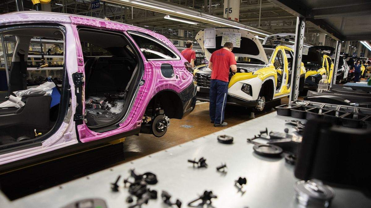 Výroba aut v Česku klesla o desítky procent