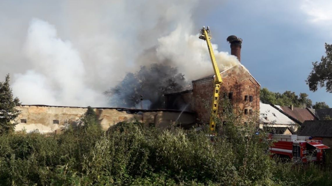 V Chlumci nad Cidlinou hoří opuštěná budova v areálu Dřevotvaru