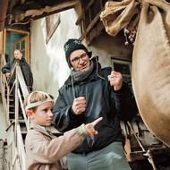 Syn Jan Svěrák zfilmoval tátovu knihu. Snímek Po strništi bos (2017) vznikl na základě vzpomínek Zdeňka Svěráka na vlastní dětství. Na snímku Alois Grec (alter ego Zdeňka Svěráka) a Jan Svěrák během natáčení