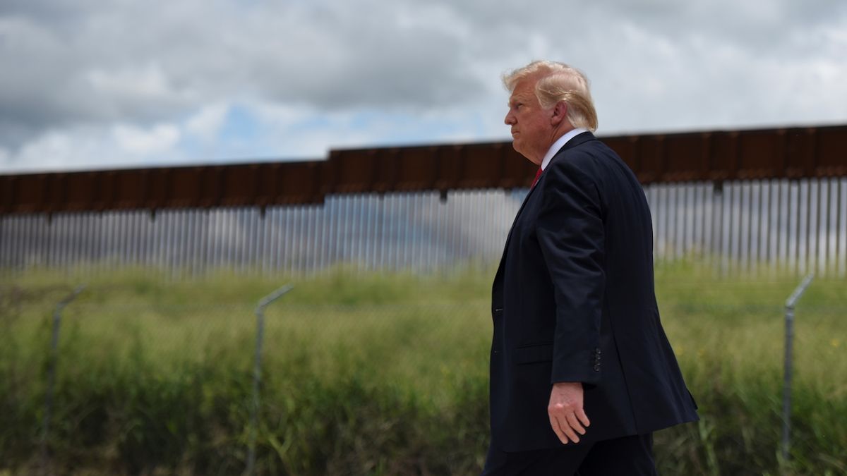 Trumpova hraniční zeď je děravá