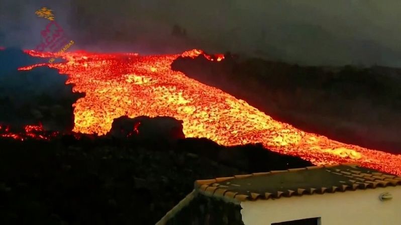 Ohromující záběry: Láva z vulkánu na Kanárech se rychle valí do údolí
