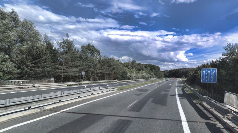 Při srážce dvou aut na Nymbursku zemřela spolujezdkyně, další čtyři lidé zranění