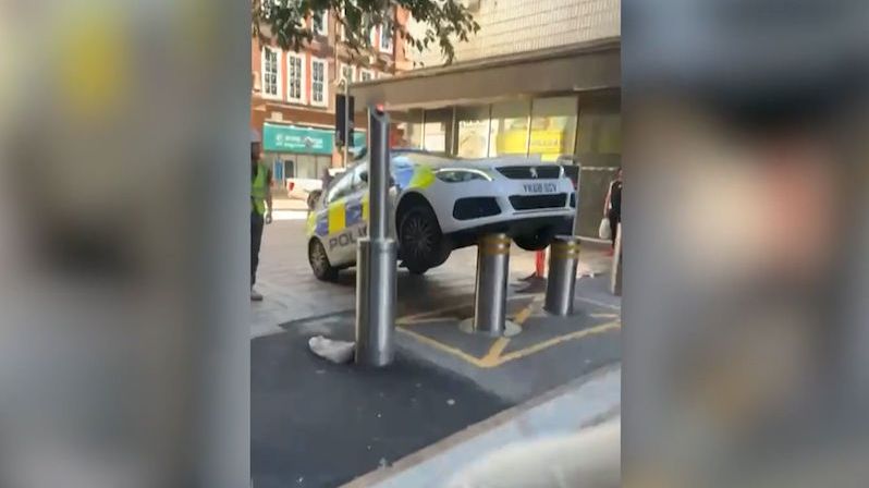 Britští strážníci zaparkovali nad výsuvnými sloupky, auto skončilo ve vzduchu