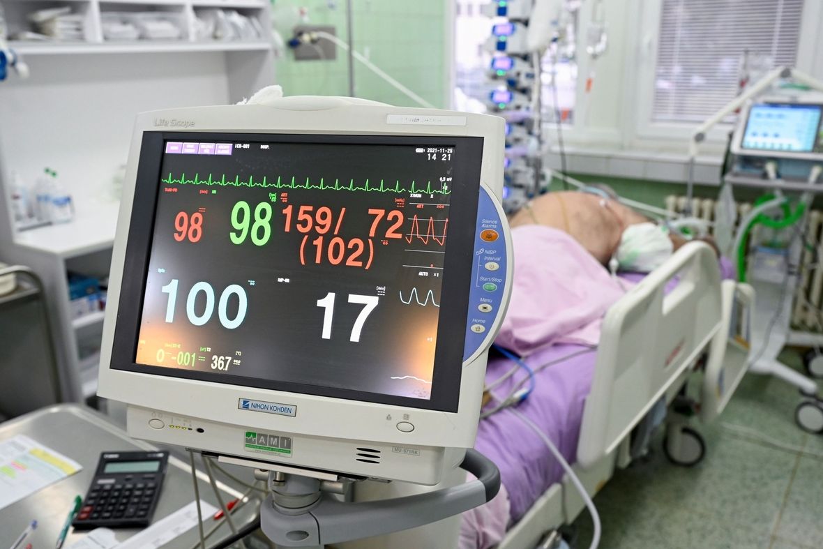 Ve slovenských nemocnicích je zhruba 3500 lidí hospitalizovaných s covidem.