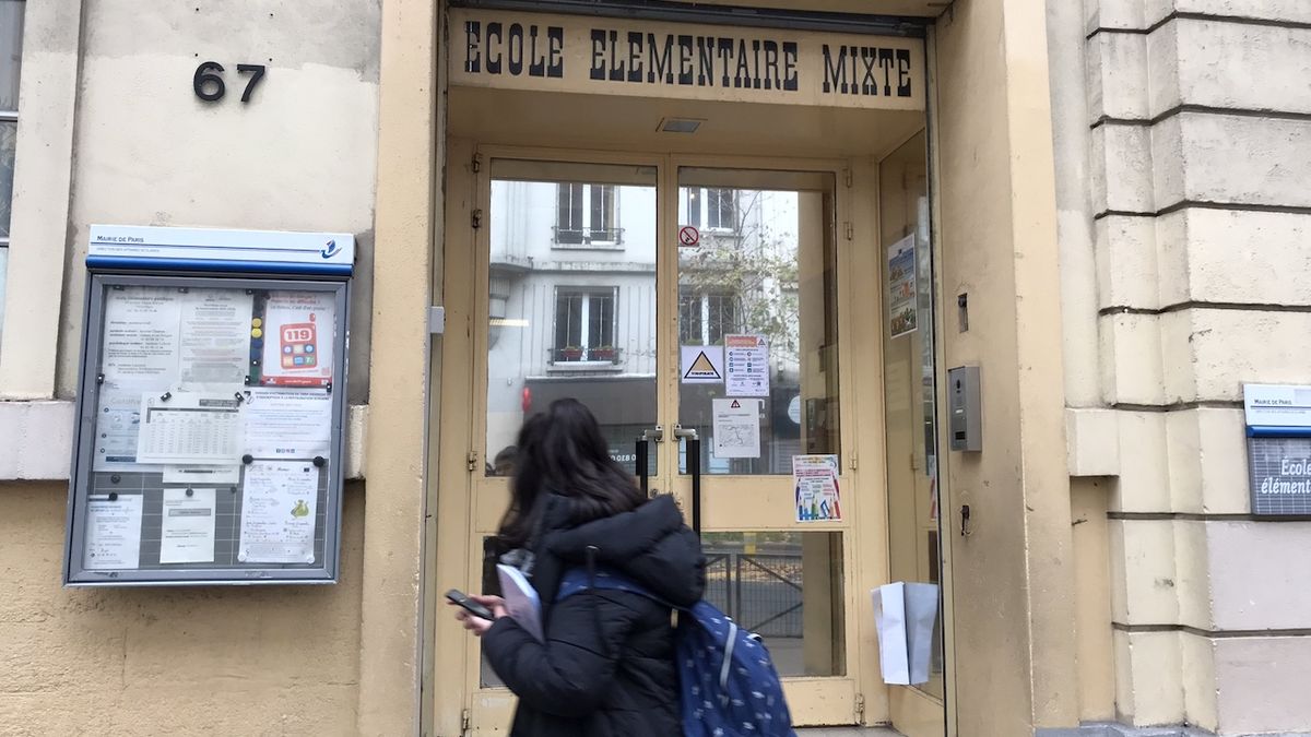 Školáci v rouškách rodičům ve Francii nevadí. Povinné očkování i testy ano