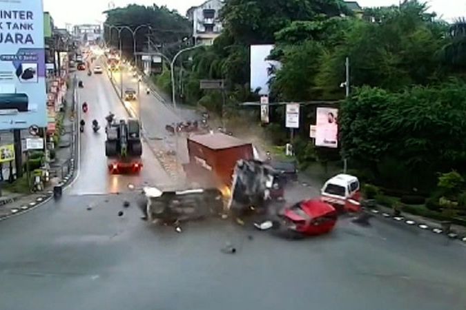 BEZ KOMENTÁŘE: Náklaďák s porouchanými brzdami sešrotoval před semaforem všechna čekající vozidla, nejméně pět lidí nepřežilo