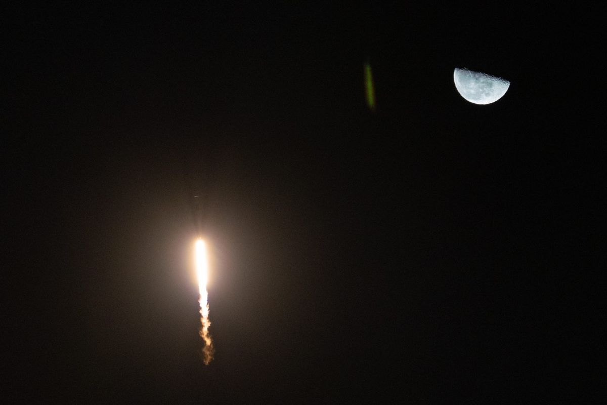 Ilustrační snímek (loňský start rakety Falcon 9; vpravo nahoře Měsíc)