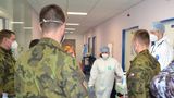 Vojáci míří na pomoc do dalších nemocnic
