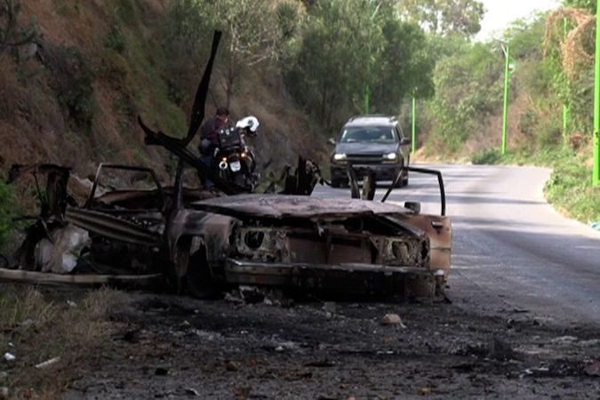 BEZ KOMENTÁŘE: Gang dvě vozidla podpálil ve snaze odvést pozornost