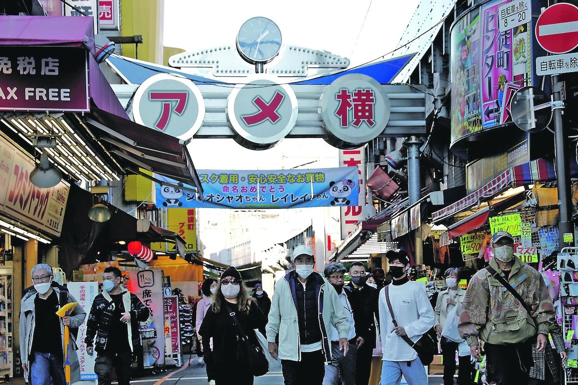 Návštěvníci se chrání rouškami na tržišti Amejoko v japonské metropoli Tokiu. 