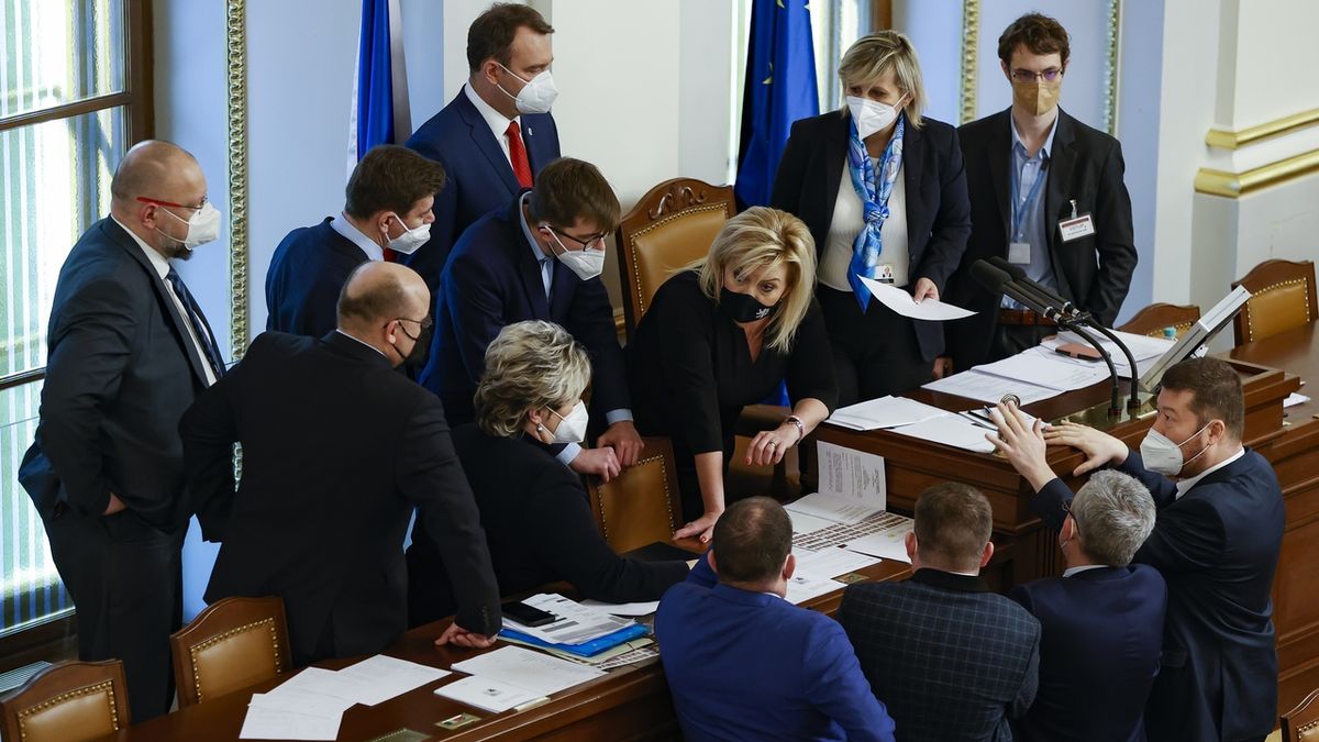 Ve Sněmovně zmar. Absentéři z koalice a obstrukce ANO a SPD