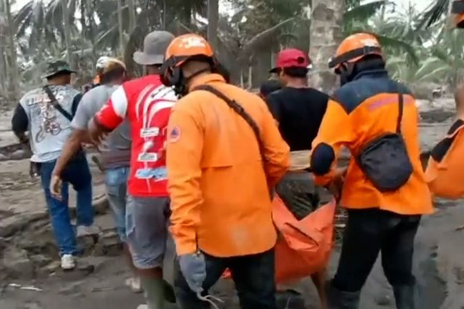 BEZ KOMENTÁŘE: V Indonésii našli po výbuchu sopky tělo 13letého chlapce
