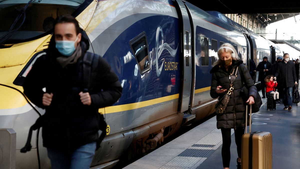 Neočkovaní Francouzi nesmějí do vlaku ani letadla