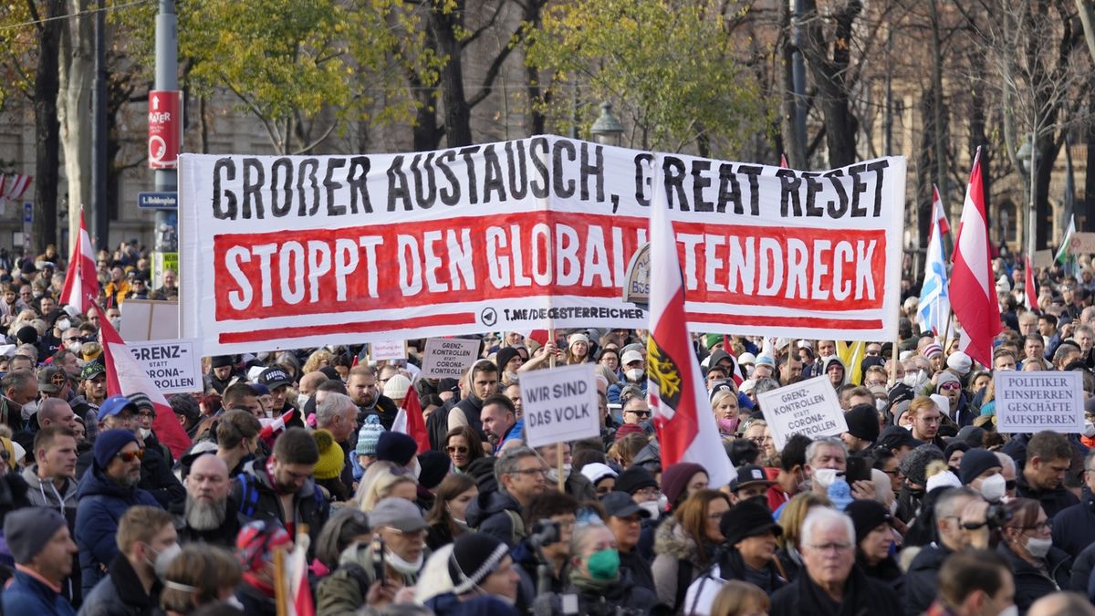 Ve Vídni demonstrovaly desetitisíce odpůrců protiepidemických opatření
