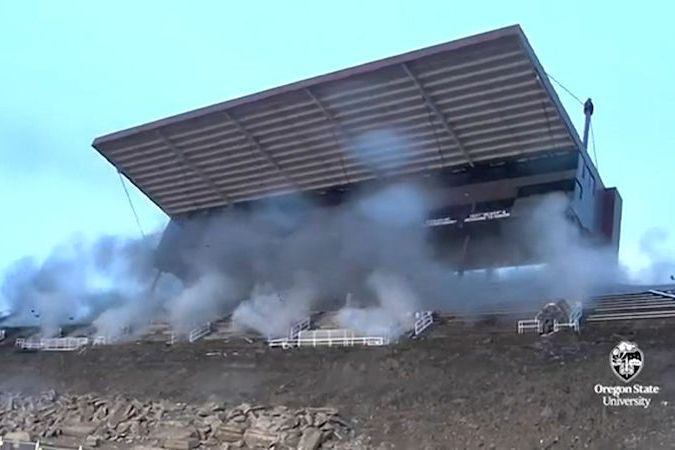 BEZ KOMENTÁŘE: Odstřel tribuny stadionu v Oregonu