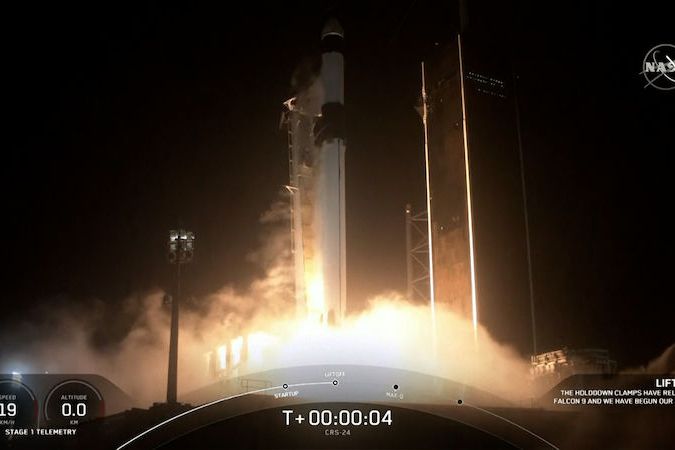 BEZ KOMENTÁŘE: Start zásobovací lodě Dragon k ISS