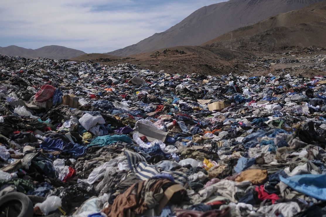 Tuny oblečení jsou pohozeny na skládce v poušti Atacama