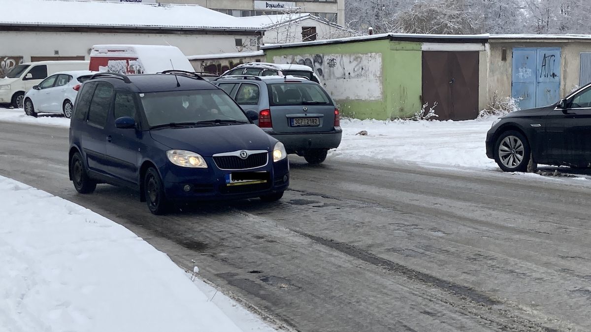 Řidiči se ve čtvrtek ráno potýkali s náledím i v Křižíkově ulici v Českých Budějovicích.