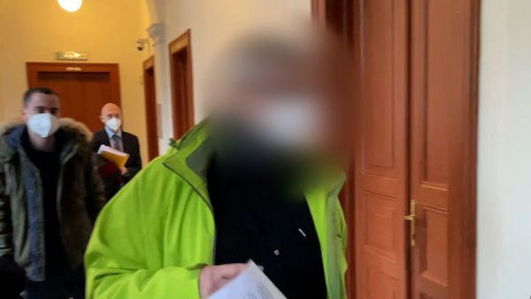 HIV pozitivní muž z Karlovarska znásilňoval 13letou dívku, tvrdí obžaloba