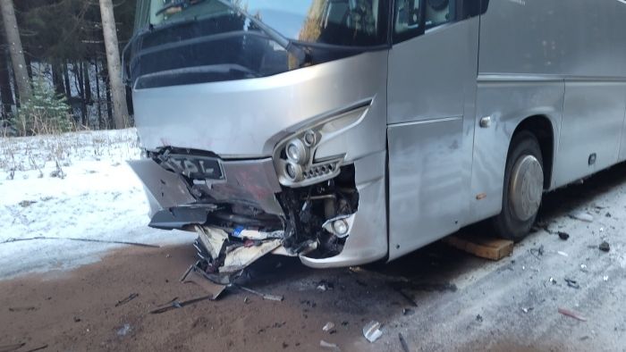 Autobus plný dětí se v Beskydech srazil s autem, jeden mrtvý