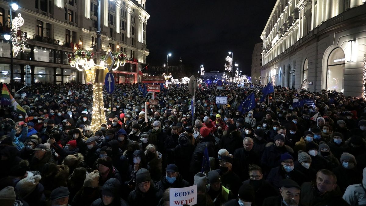 Tisíce Poláků vyšly do ulic
