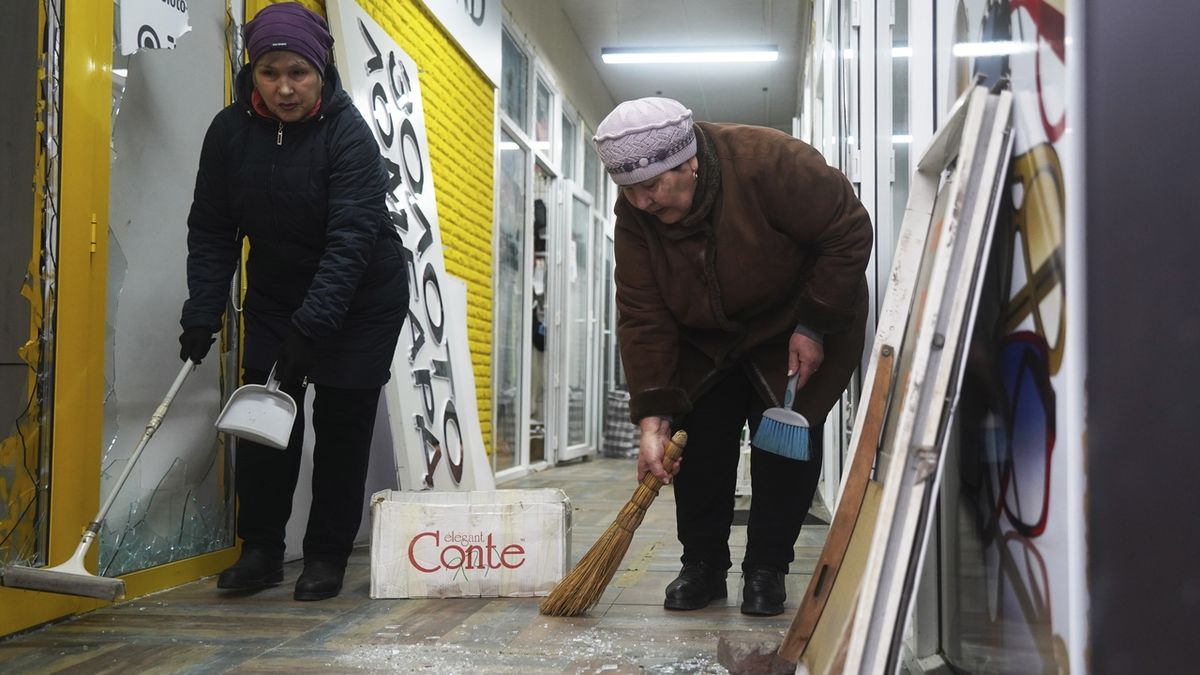 Češka píše z Kazachstánu: Obchody vybrakované, lidé platí na sekeru