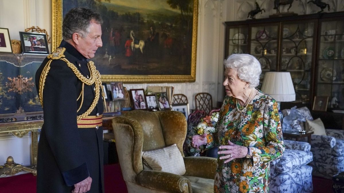 Britská královna se zotavila, v 95 letech rozdávala úsměvy