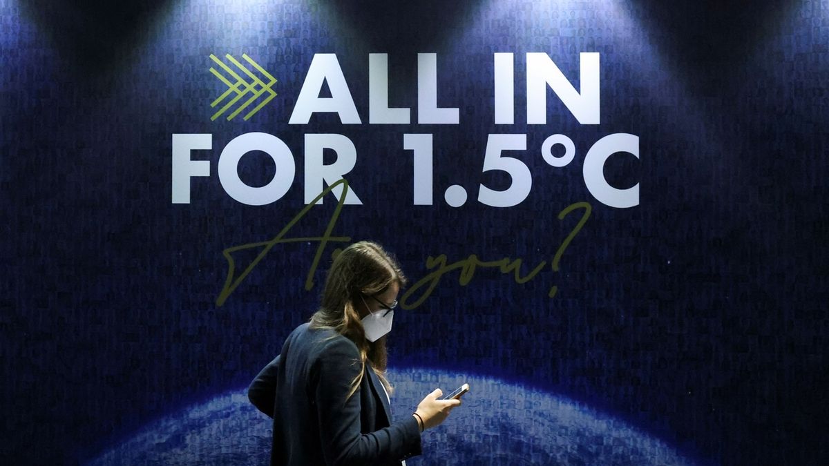 Delegátka klimatické konference pod výzvou, aby všichni omezili limit oteplování na hranici 1,5 stupně.  