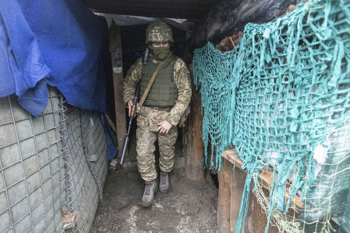 Ukrajinský voják v zákopu v Mariupolu v doněckém regionu