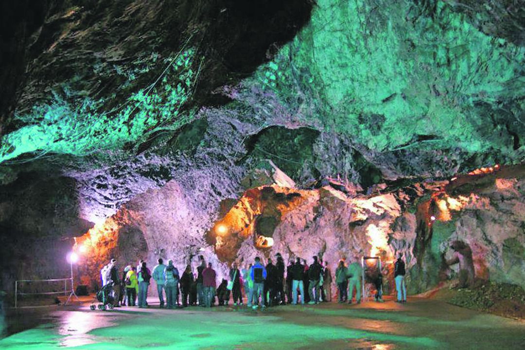 Jeskyně s protiatomovým historickým krytem je tak velká, že pojme tisíce lidí.